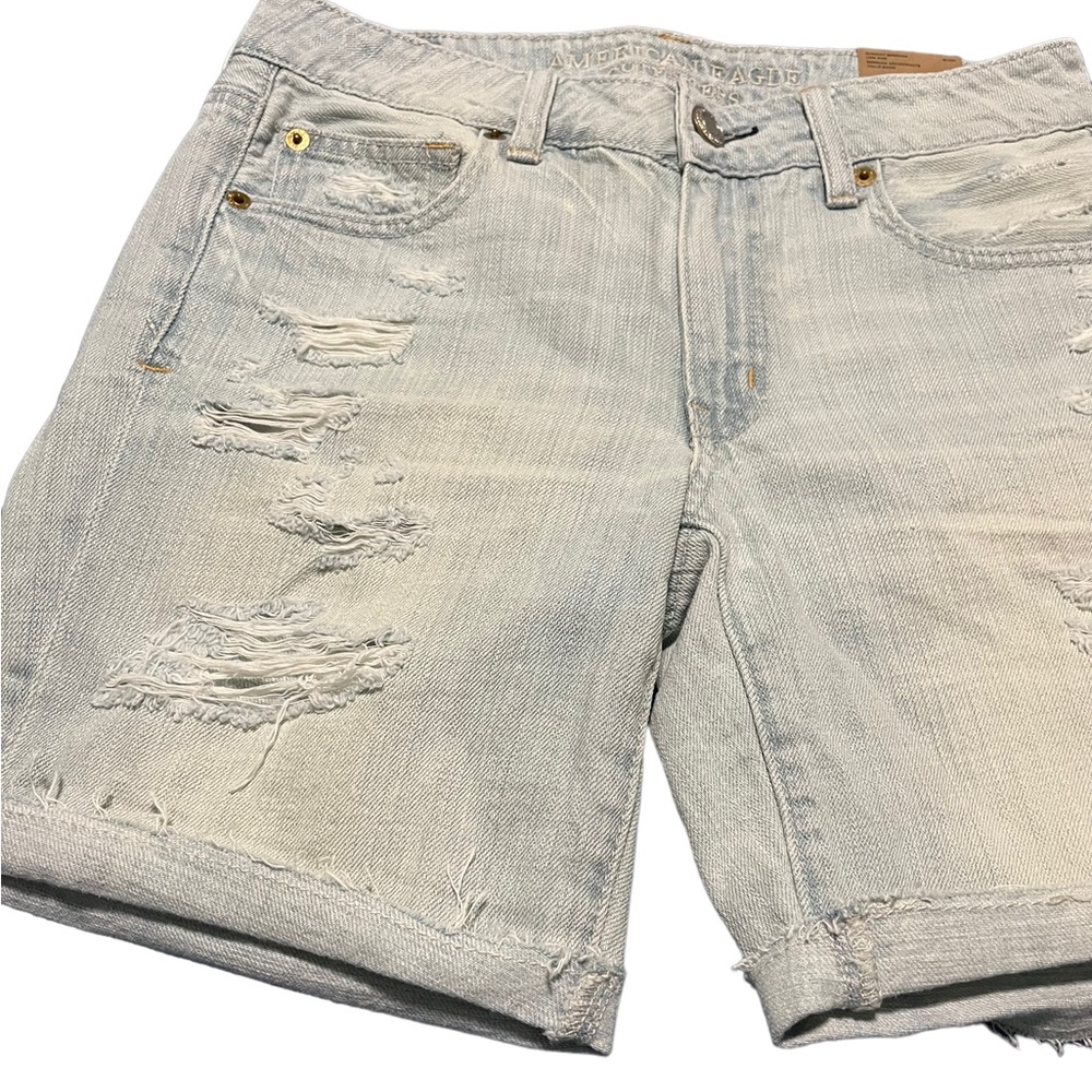 BNWT. SLOUCHY BERMUDA AE DISTRESSED SHORTS